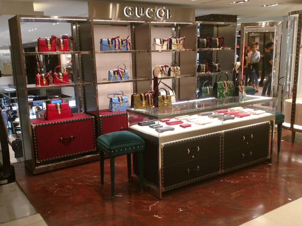 loja da Gucci em milão com o mármore Napoleon Bordeaux®