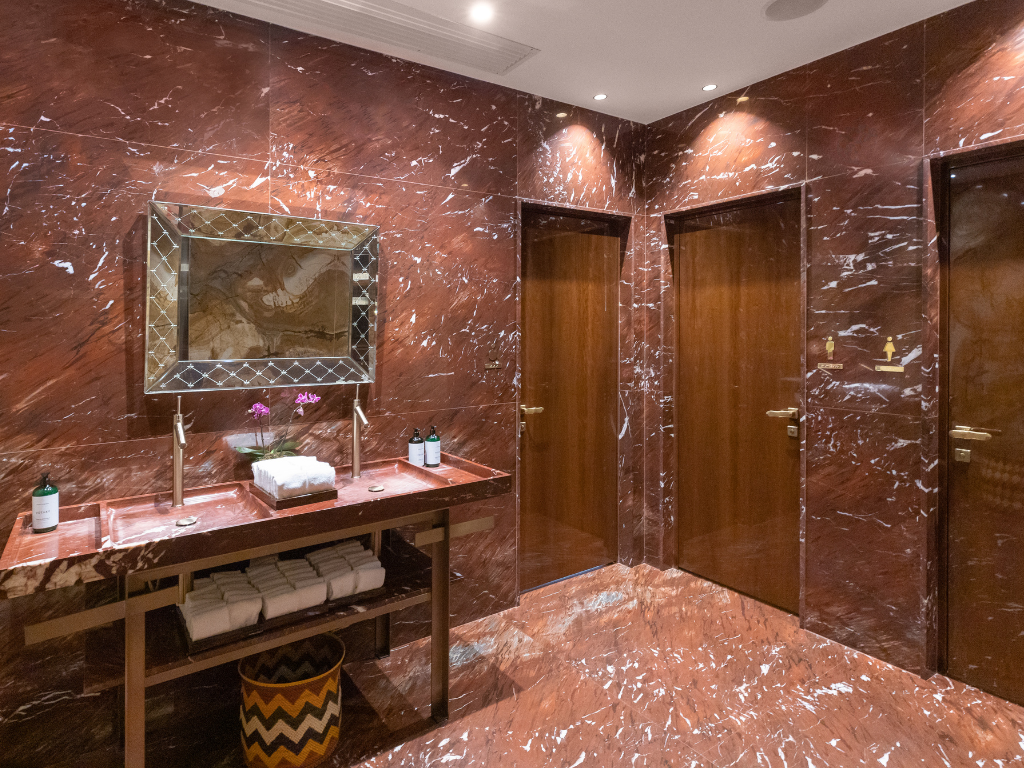 banheiro do hotel rosewood com mármore Napoleon Bordeaux®