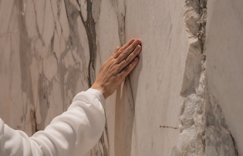 O silêncio que ecoa nos espaços como presença